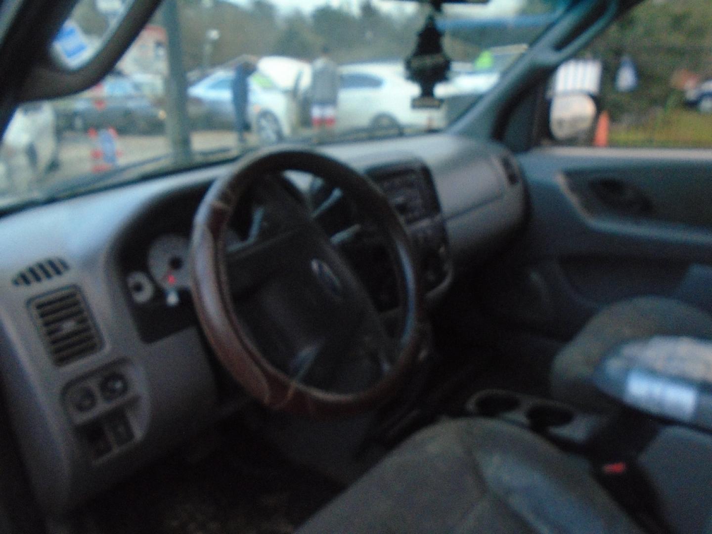2002 GRAY FORD ESCAPE XLT Choice 2WD (1FMYU03162K) with an 3.0L V6 DOHC 24V engine, AUTOMATIC transmission, located at 2303 West Mt. Houston, Houston, 77038, (281) 507-3956, 29.771597, -95.339569- Photo#4