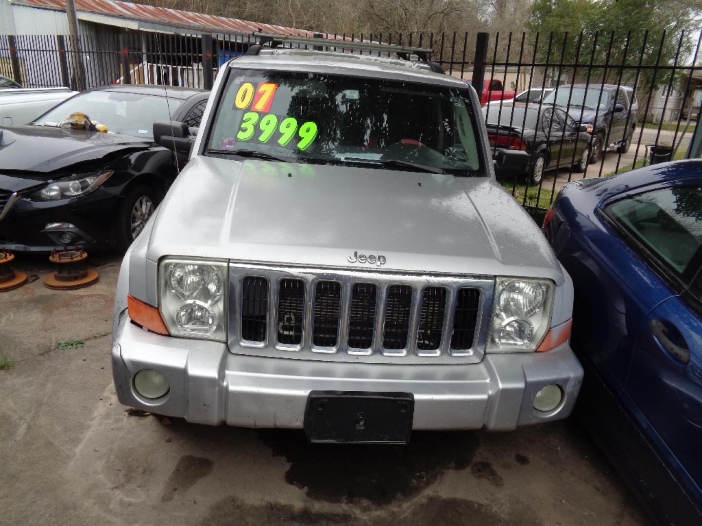 2007 GRAY JEEP COMMANDER Sport 4WD (1J8HG48K27C) with an 3.7L V6 SOHC 12V engine, AUTOMATIC transmission, located at 2303 West Mt. Houston, Houston, 77038, (281) 507-3956, 29.771597, -95.339569- Photo#1