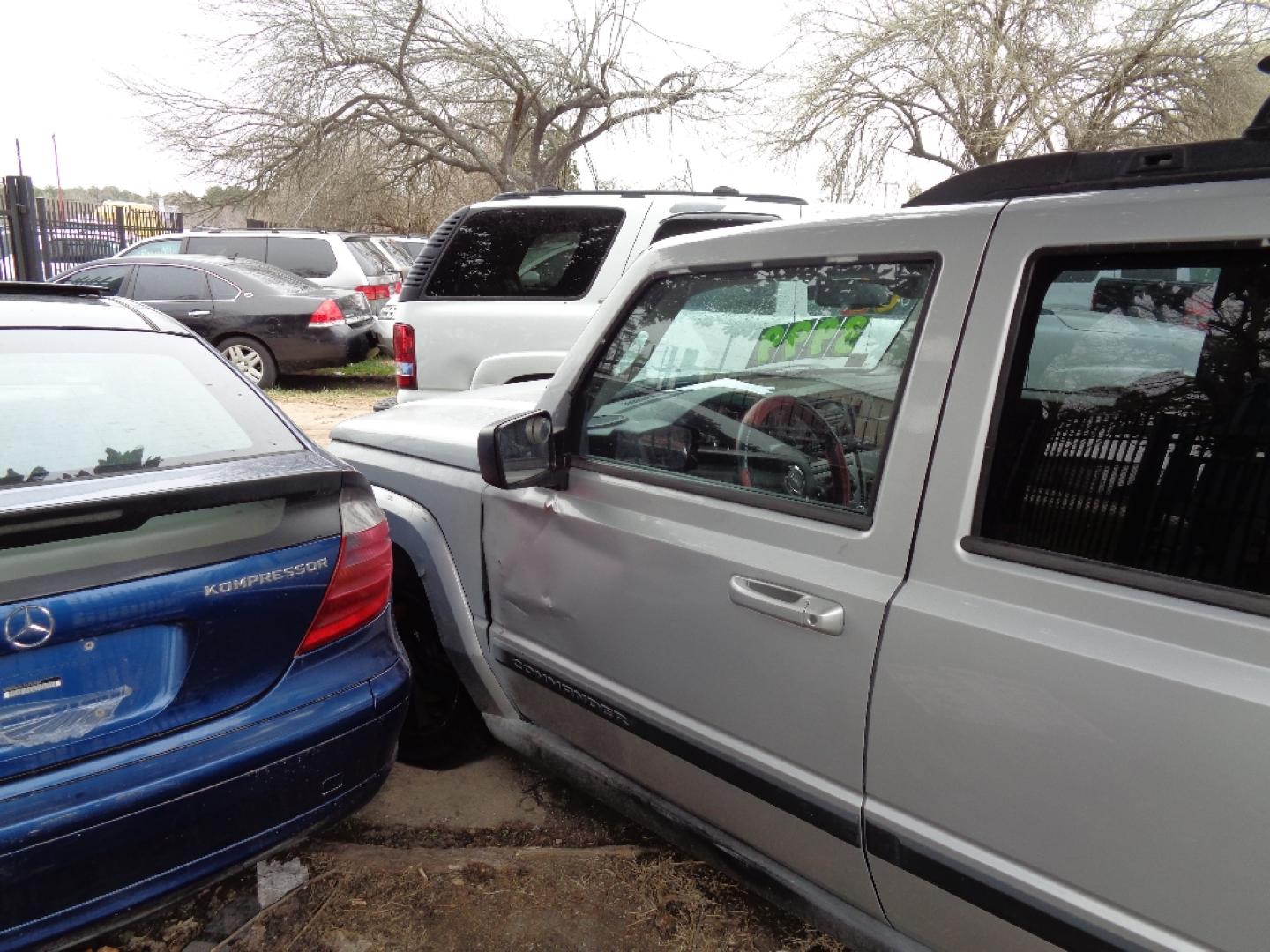 2007 GRAY JEEP COMMANDER Sport 4WD (1J8HG48K27C) with an 3.7L V6 SOHC 12V engine, AUTOMATIC transmission, located at 2303 West Mt. Houston, Houston, 77038, (281) 507-3956, 29.771597, -95.339569- Photo#4