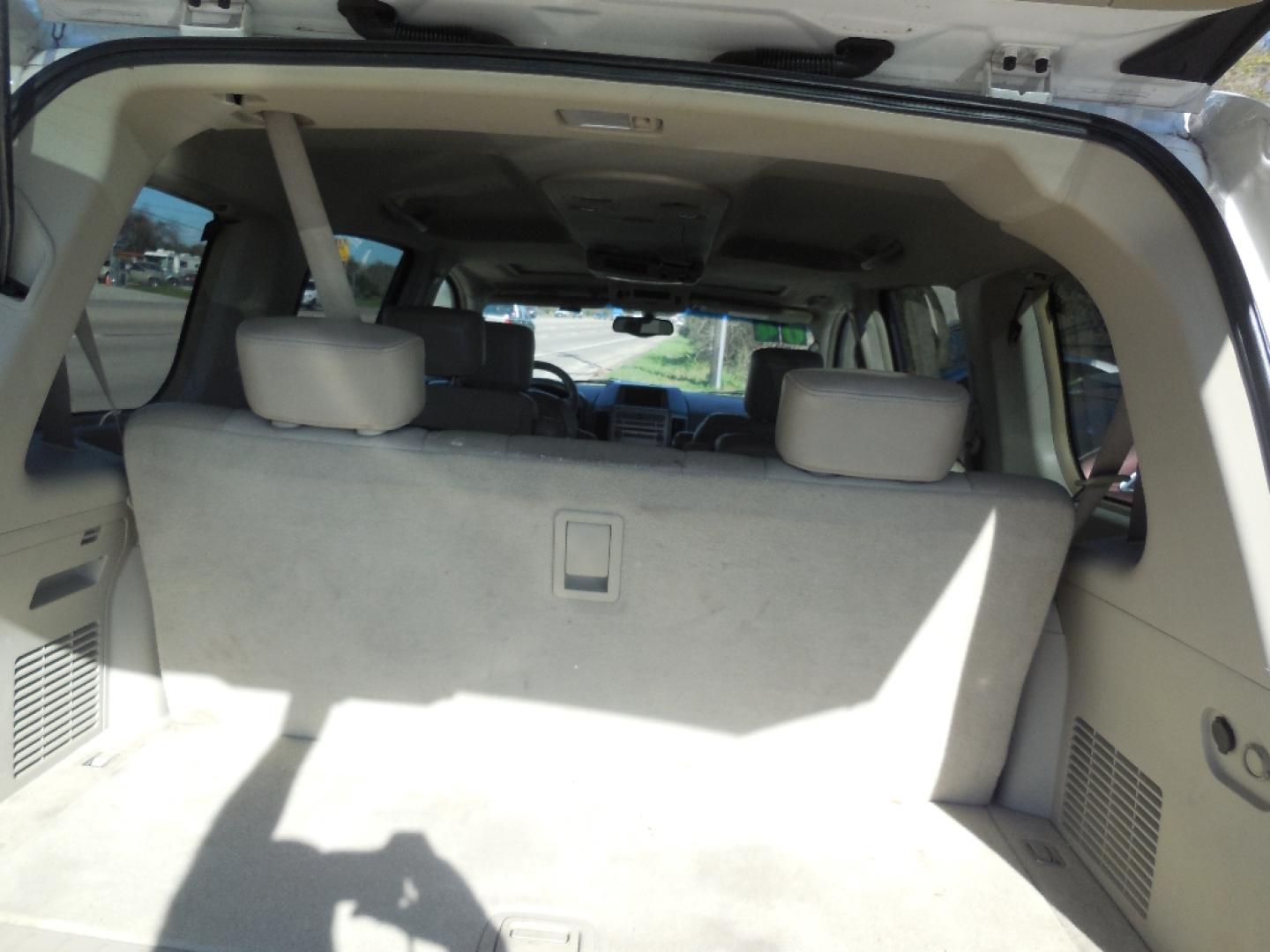2004 WHITE INFINITI QX56 2WD (5N3AA08A64N) with an 5.6L V8 DOHC 32V engine, AUTOMATIC transmission, located at 2303 West Mt. Houston, Houston, 77038, (281) 507-3956, 29.771597, -95.339569- Photo#6