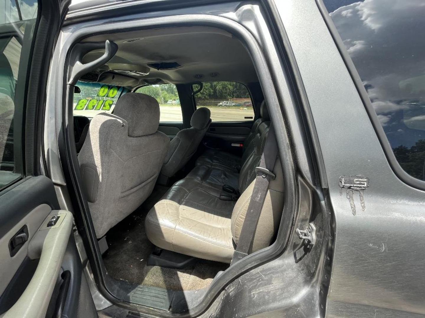 2000 GRAY CHEVROLET TAHOE 2WD (1GNEC13T4YJ) with an 5.3L V8 OHV 16V engine, AUTOMATIC transmission, located at 2303 West Mt. Houston, Houston, 77038, (281) 507-3956, 29.771597, -95.339569 - Photo#0