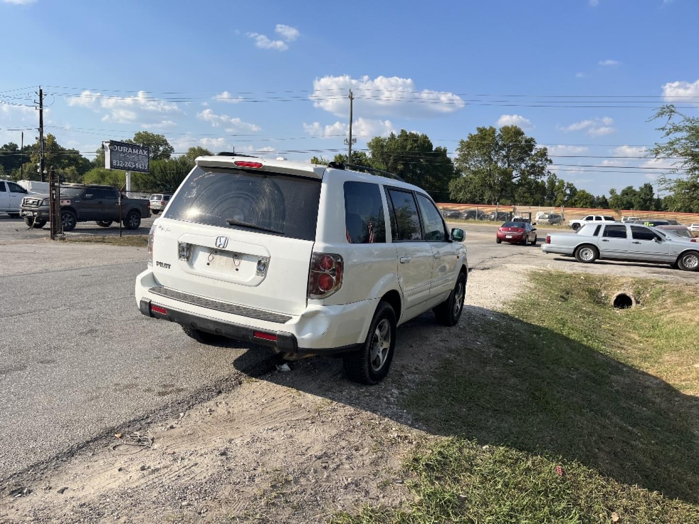 2007 WHITE HONDA PILOT EX-L 2WD (5FNYF28557B) with an 3.5L V6 SOHC 24V engine, AUTOMATIC transmission, located at 2303 West Mt. Houston, Houston, 77038, (281) 507-3956, 29.771597, -95.339569- Photo#2