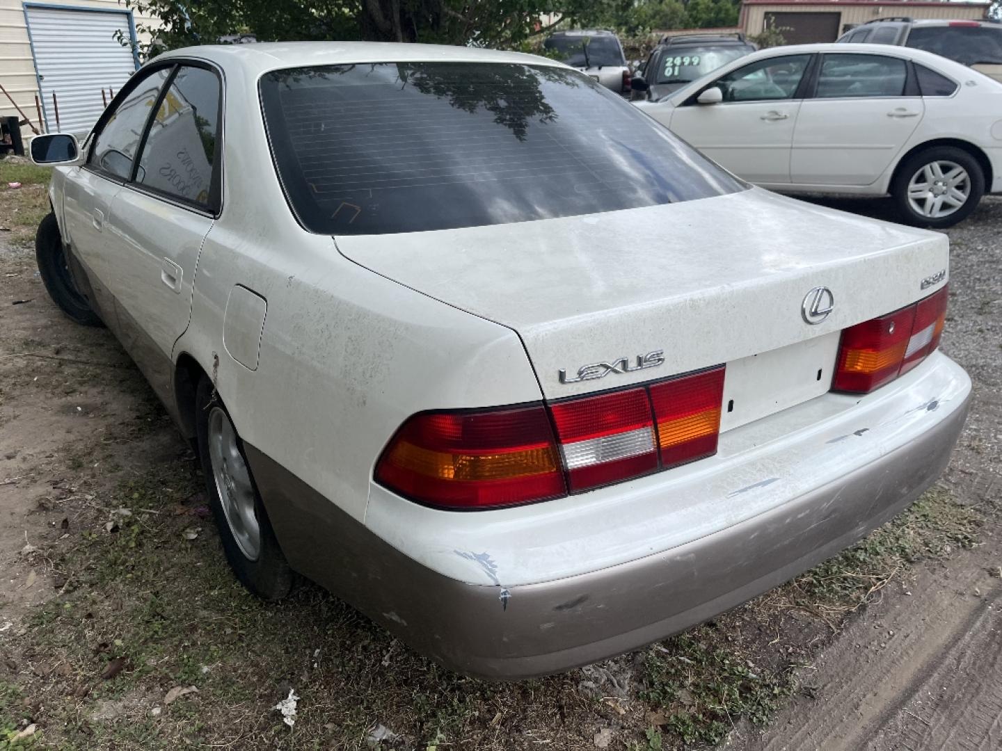 1999 WHITE LEXUS ES 300 Base (JT8BF28G8X0) with an 3.0L V6 DOHC 24V engine, AUTOMATIC transmission, located at 2303 West Mt. Houston, Houston, 77038, (281) 507-3956, 29.771597, -95.339569- Photo#1