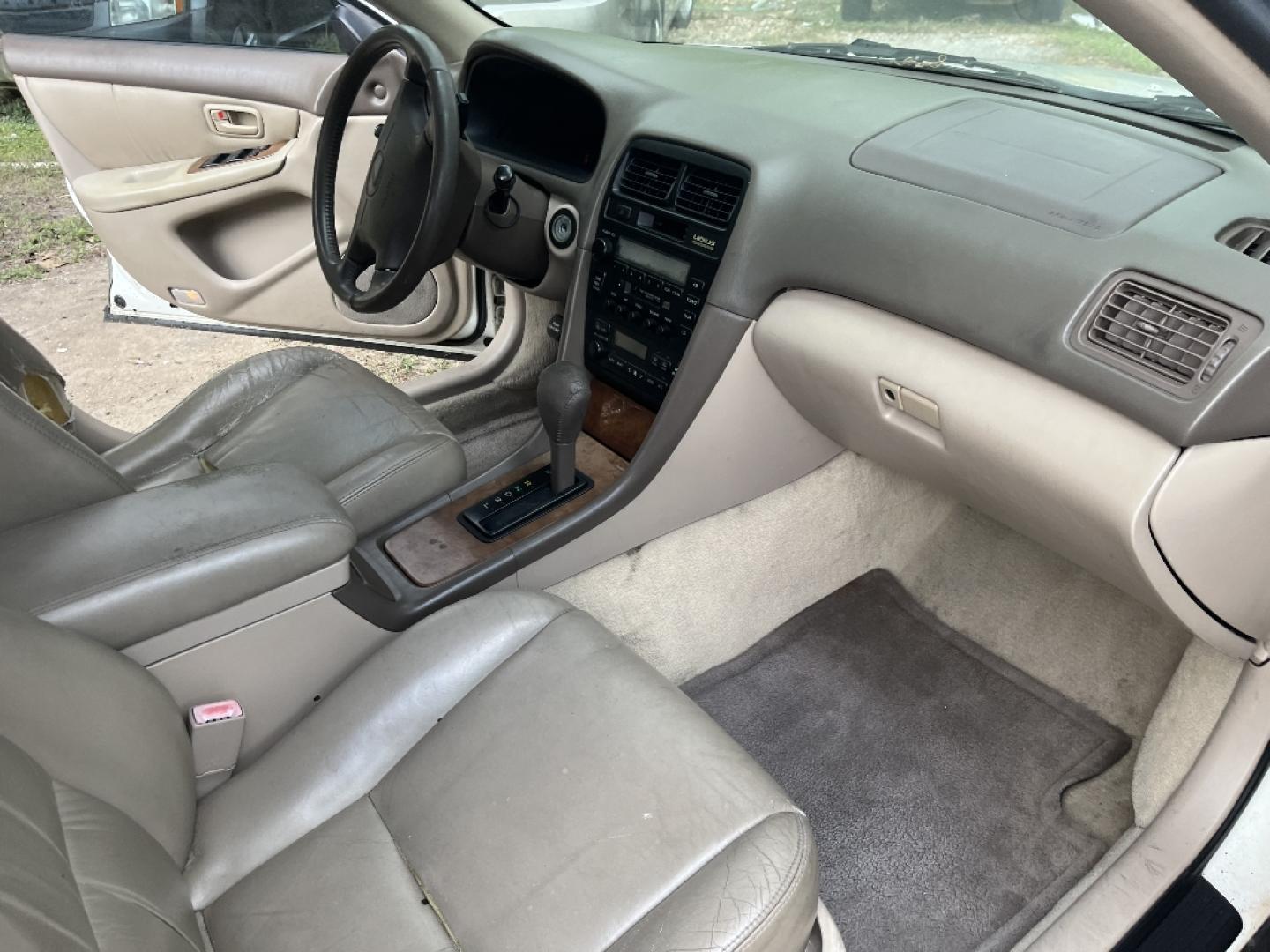 1999 WHITE LEXUS ES 300 Base (JT8BF28G8X0) with an 3.0L V6 DOHC 24V engine, AUTOMATIC transmission, located at 2303 West Mt. Houston, Houston, 77038, (281) 507-3956, 29.771597, -95.339569- Photo#2