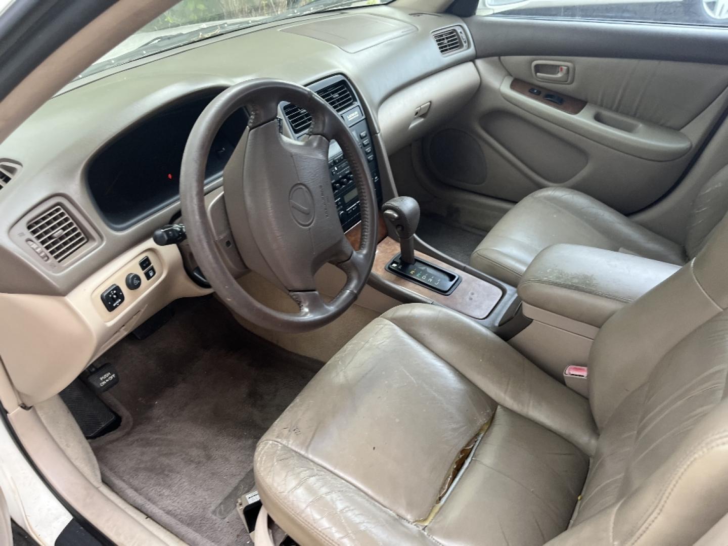 1999 WHITE LEXUS ES 300 Base (JT8BF28G8X0) with an 3.0L V6 DOHC 24V engine, AUTOMATIC transmission, located at 2303 West Mt. Houston, Houston, 77038, (281) 507-3956, 29.771597, -95.339569- Photo#4