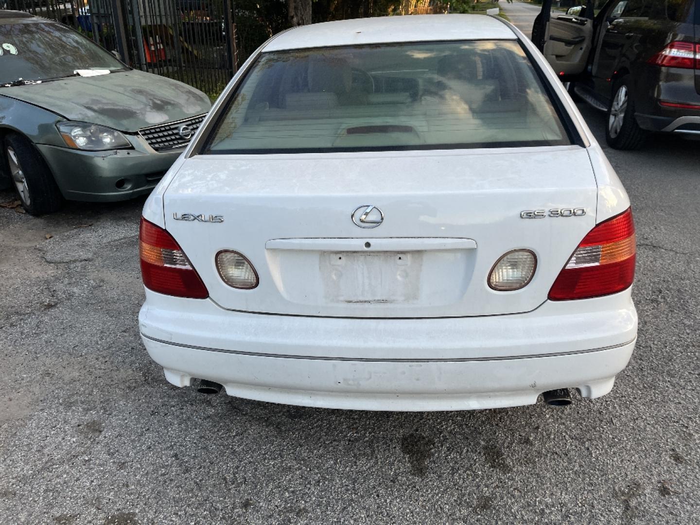1999 WHITE LEXUS ES 300 Base (JT8BF28G8X0) with an 3.0L V6 DOHC 24V engine, AUTOMATIC transmission, located at 2303 West Mt. Houston, Houston, 77038, (281) 507-3956, 29.771597, -95.339569- Photo#10