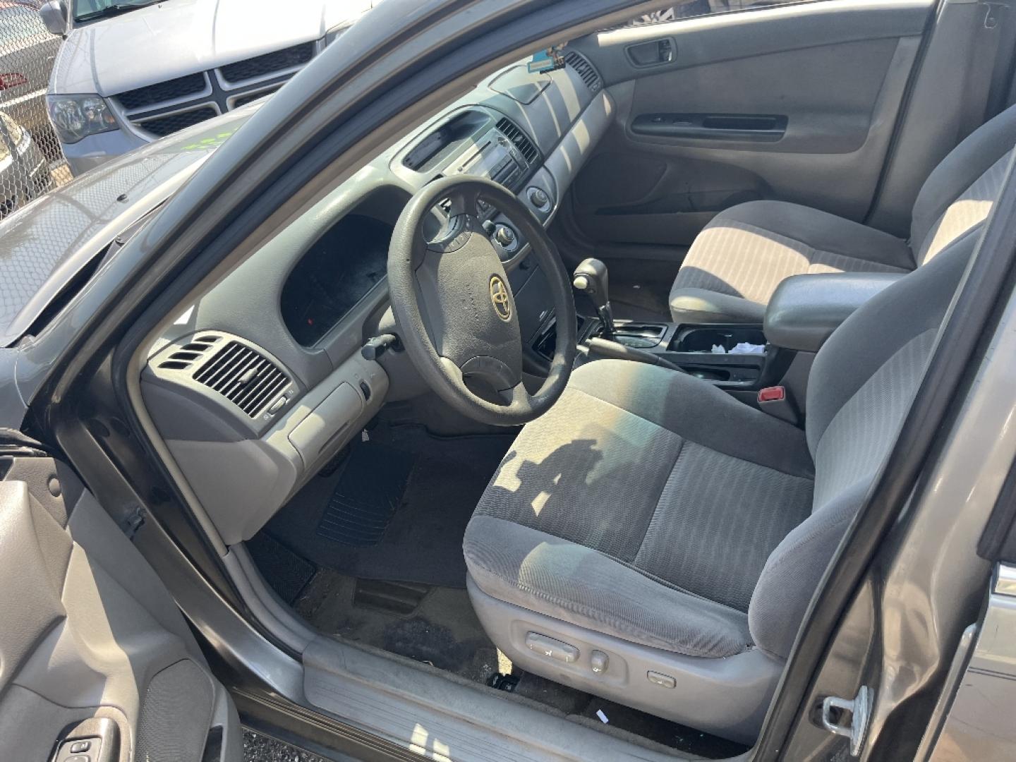 2005 GRAY TOYOTA CAMRY LE (4T1BE32KX5U) with an 2.4L L4 DOHC 16V engine, AUTOMATIC transmission, located at 2303 West Mt. Houston, Houston, 77038, (281) 507-3956, 29.771597, -95.339569- Photo#1