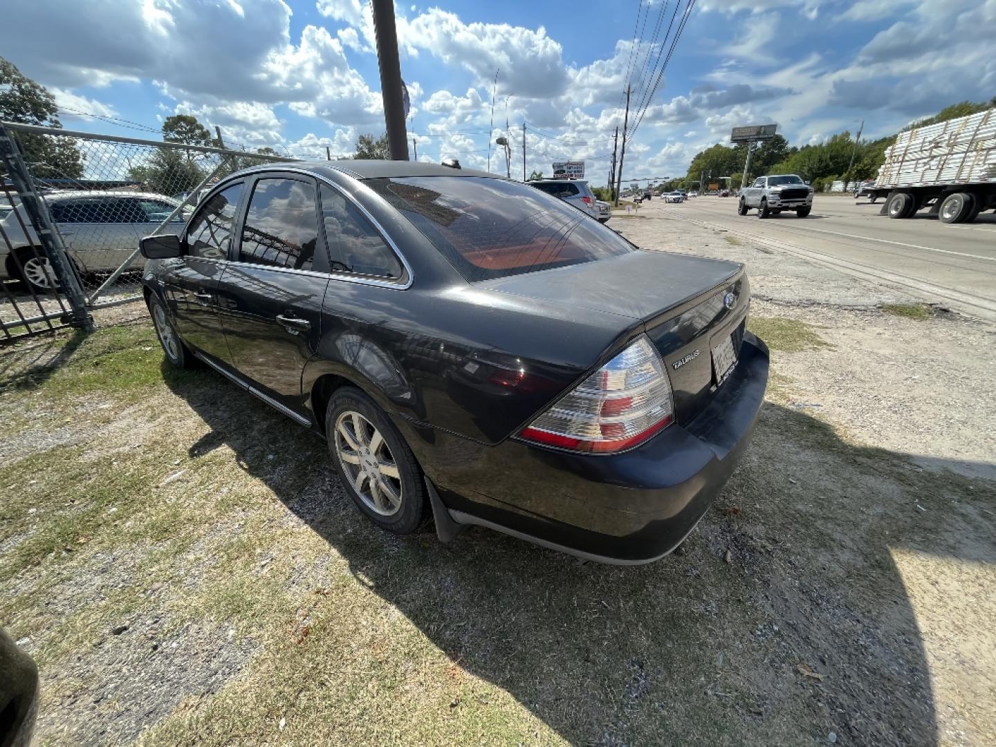 2008 BROWN FORD TAURUS SEL (1FAHP24W88G) with an 3.5L V6 DOHC 24V engine, AUTOMATIC transmission, located at 2303 West Mt. Houston, Houston, 77038, (281) 507-3956, 29.771597, -95.339569- Photo#1
