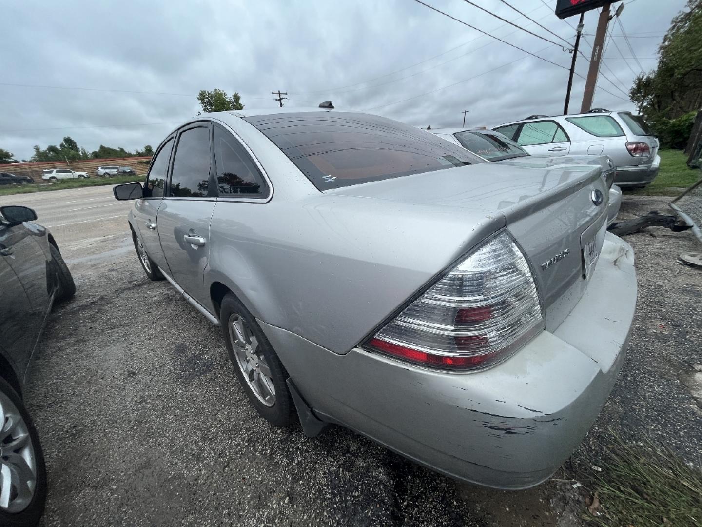 2008 GRAY FORD TAURUS SEL (1FAHP24W68G) with an 3.5L V6 DOHC 24V engine, AUTOMATIC transmission, located at 2303 West Mt. Houston, Houston, 77038, (281) 507-3956, 29.771597, -95.339569- Photo#0