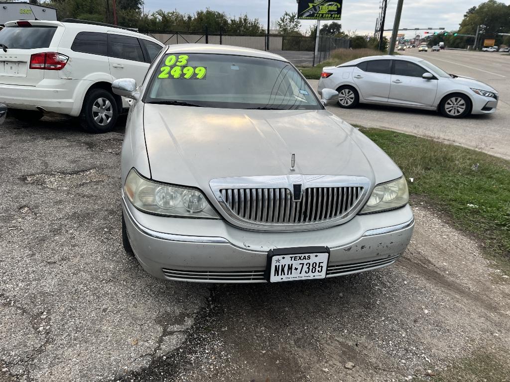 photo of 2003 LINCOLN TOWN CAR SEDAN 4-DR