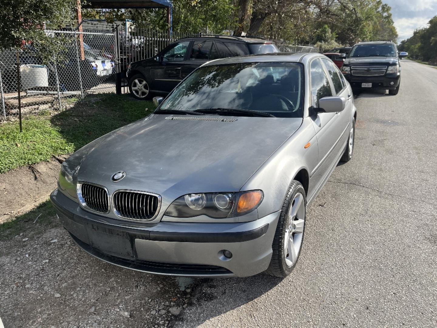 2004 GRAY BMW 3-SERIES 325i Sedan (WBAET37414N) with an 2.5L L6 DOHC 24V engine, AUTOMATIC transmission, located at 2303 West Mt. Houston, Houston, 77038, (281) 507-3956, 29.771597, -95.339569- Photo#0