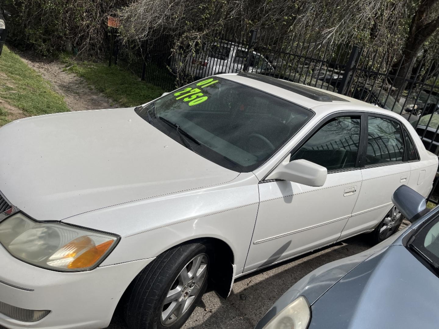 2001 WHITE TOYOTA AVALON XL (4T1BF28B51U) with an 3.0L V6 DOHC 24V engine, AUTOMATIC transmission, located at 2303 West Mt. Houston, Houston, 77038, (281) 507-3956, 29.771597, -95.339569- Photo#2