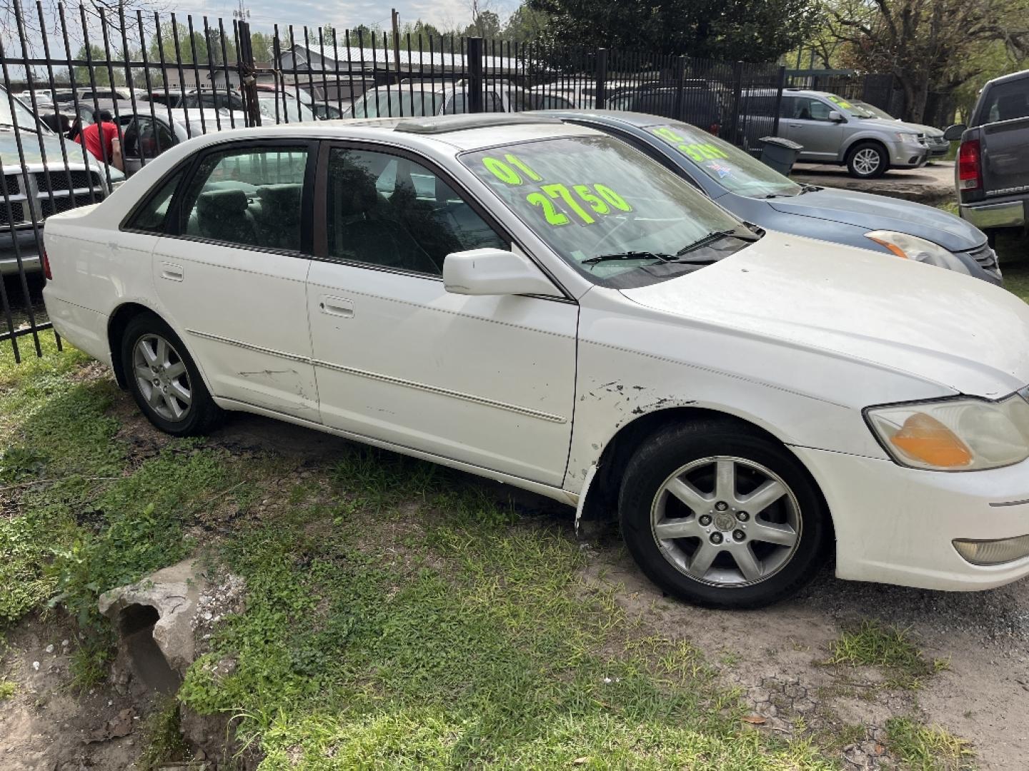 2001 WHITE TOYOTA AVALON XL (4T1BF28B51U) with an 3.0L V6 DOHC 24V engine, AUTOMATIC transmission, located at 2303 West Mt. Houston, Houston, 77038, (281) 507-3956, 29.771597, -95.339569- Photo#3