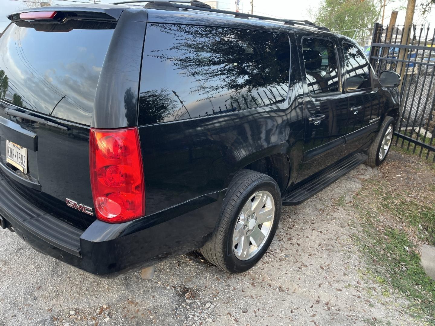 2007 BLACK GMC YUKON XL SLE-2 1/2 Ton 2WD (1GKFC16047J) with an 5.3L V8 OHV 16V FFV engine, AUTOMATIC transmission, located at 2303 West Mt. Houston, Houston, 77038, (281) 507-3956, 29.771597, -95.339569- Photo#2