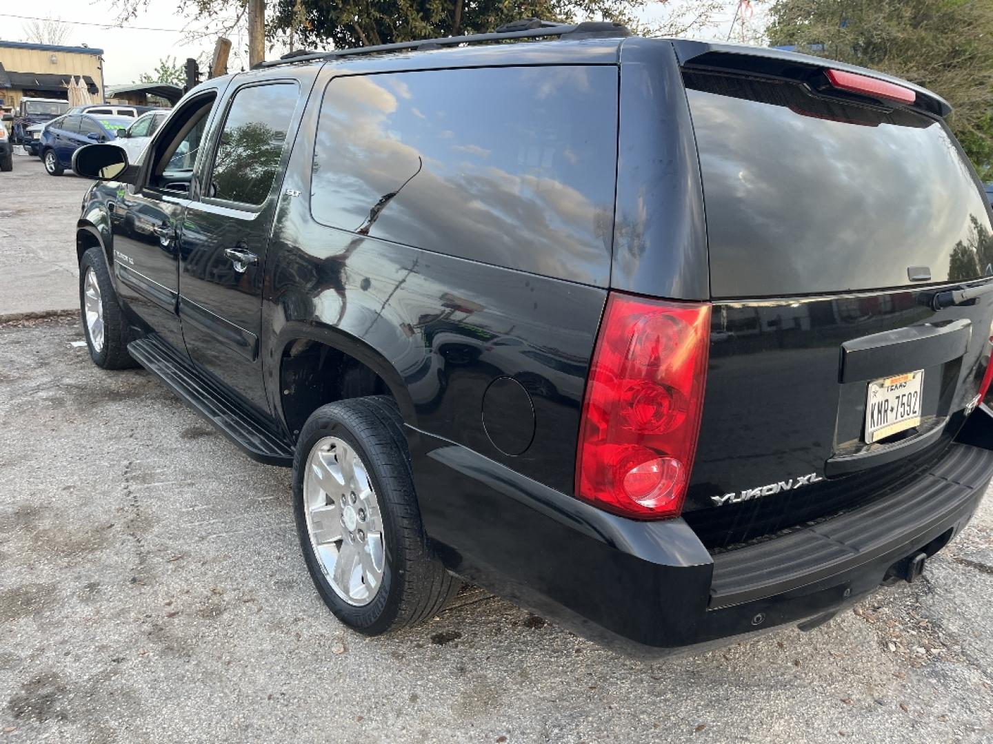 2007 BLACK GMC YUKON XL SLE-2 1/2 Ton 2WD (1GKFC16047J) with an 5.3L V8 OHV 16V FFV engine, AUTOMATIC transmission, located at 2303 West Mt. Houston, Houston, 77038, (281) 507-3956, 29.771597, -95.339569- Photo#3