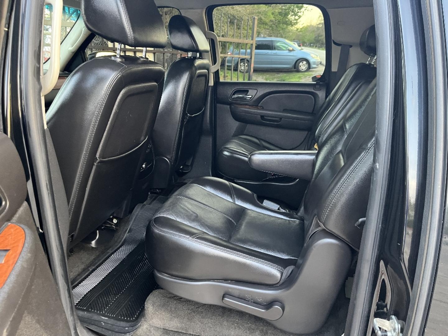 2007 BLACK GMC YUKON XL SLE-2 1/2 Ton 2WD (1GKFC16047J) with an 5.3L V8 OHV 16V FFV engine, AUTOMATIC transmission, located at 2303 West Mt. Houston, Houston, 77038, (281) 507-3956, 29.771597, -95.339569- Photo#4