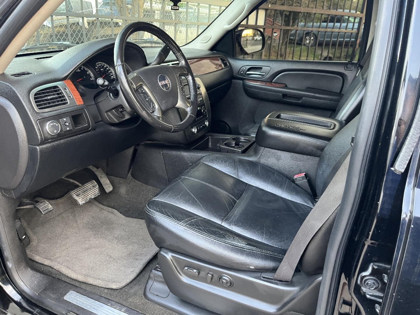 2007 BLACK GMC YUKON XL SLE-2 1/2 Ton 2WD (1GKFC16047J) with an 5.3L V8 OHV 16V FFV engine, AUTOMATIC transmission, located at 2303 West Mt. Houston, Houston, 77038, (281) 507-3956, 29.771597, -95.339569- Photo#5