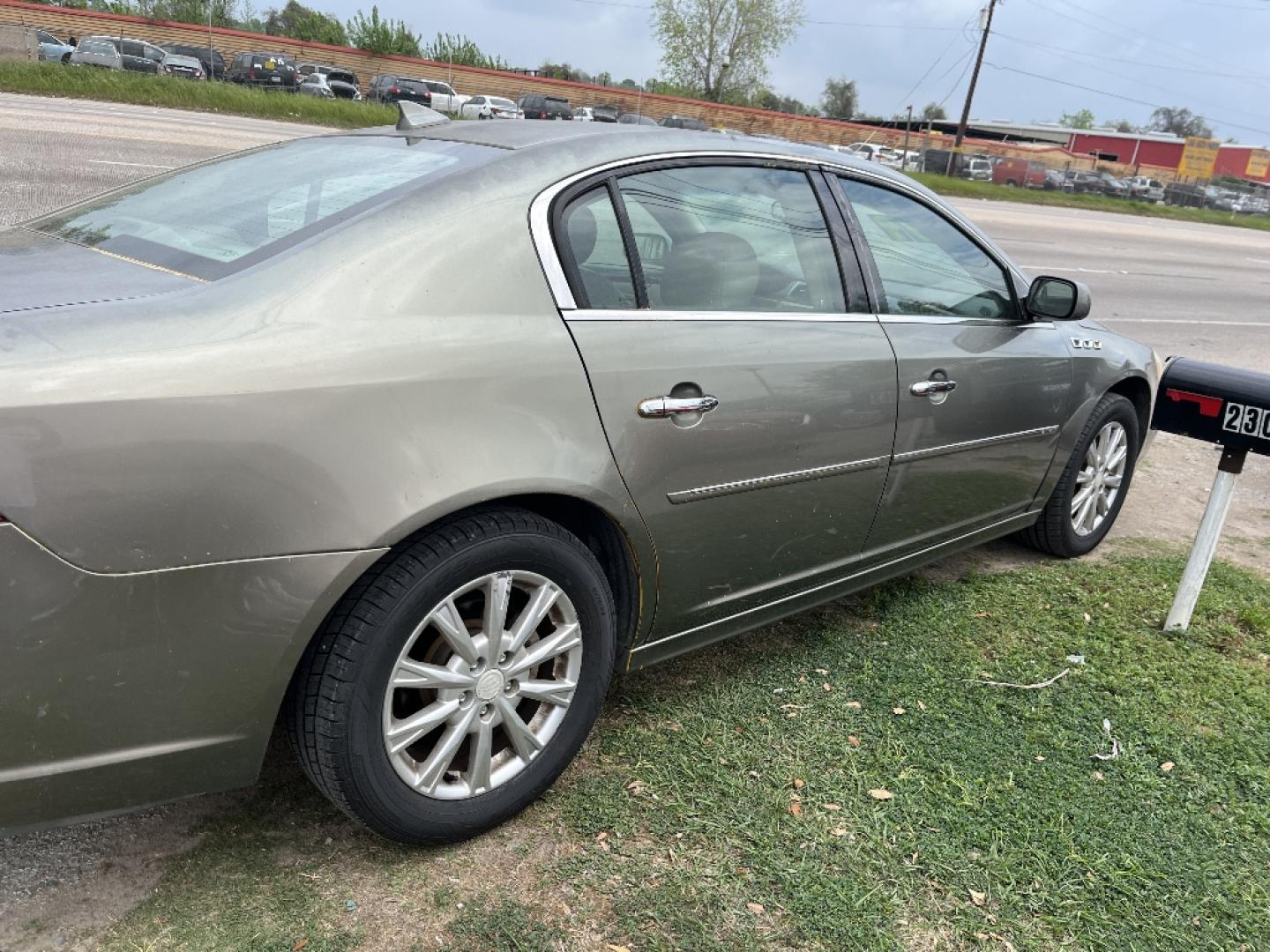 2011 BROWN BUICK LUCERNE CXL (1G4HC5EM4BU) with an 3.9L V6 OHV 12V engine, AUTOMATIC transmission, located at 2303 West Mt. Houston, Houston, 77038, (281) 507-3956, 29.771597, -95.339569- Photo#4