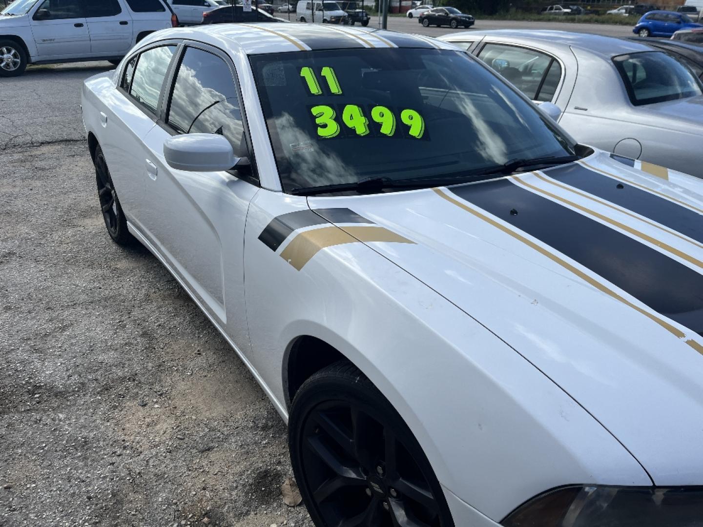 2011 WHITE DODGE CHARGER SE (2B3CL3CG8BH) with an 3.6L V6 DOHC 24V engine, AUTOMATIC transmission, located at 2303 West Mt. Houston, Houston, 77038, (281) 507-3956, 29.771597, -95.339569- Photo#4