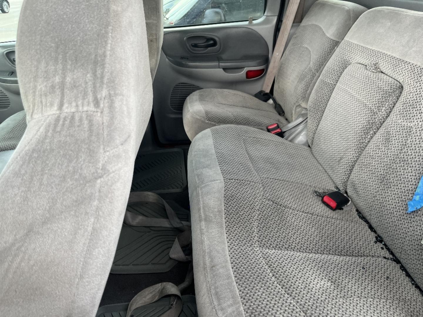 2001 RED FORD F-150 XLT SuperCrew 2WD (1FTRW07L01K) with an 5.4L V8 SOHC 16V engine, AUTOMATIC transmission, located at 2303 West Mt. Houston, Houston, 77038, (281) 507-3956, 29.771597, -95.339569- Photo#3