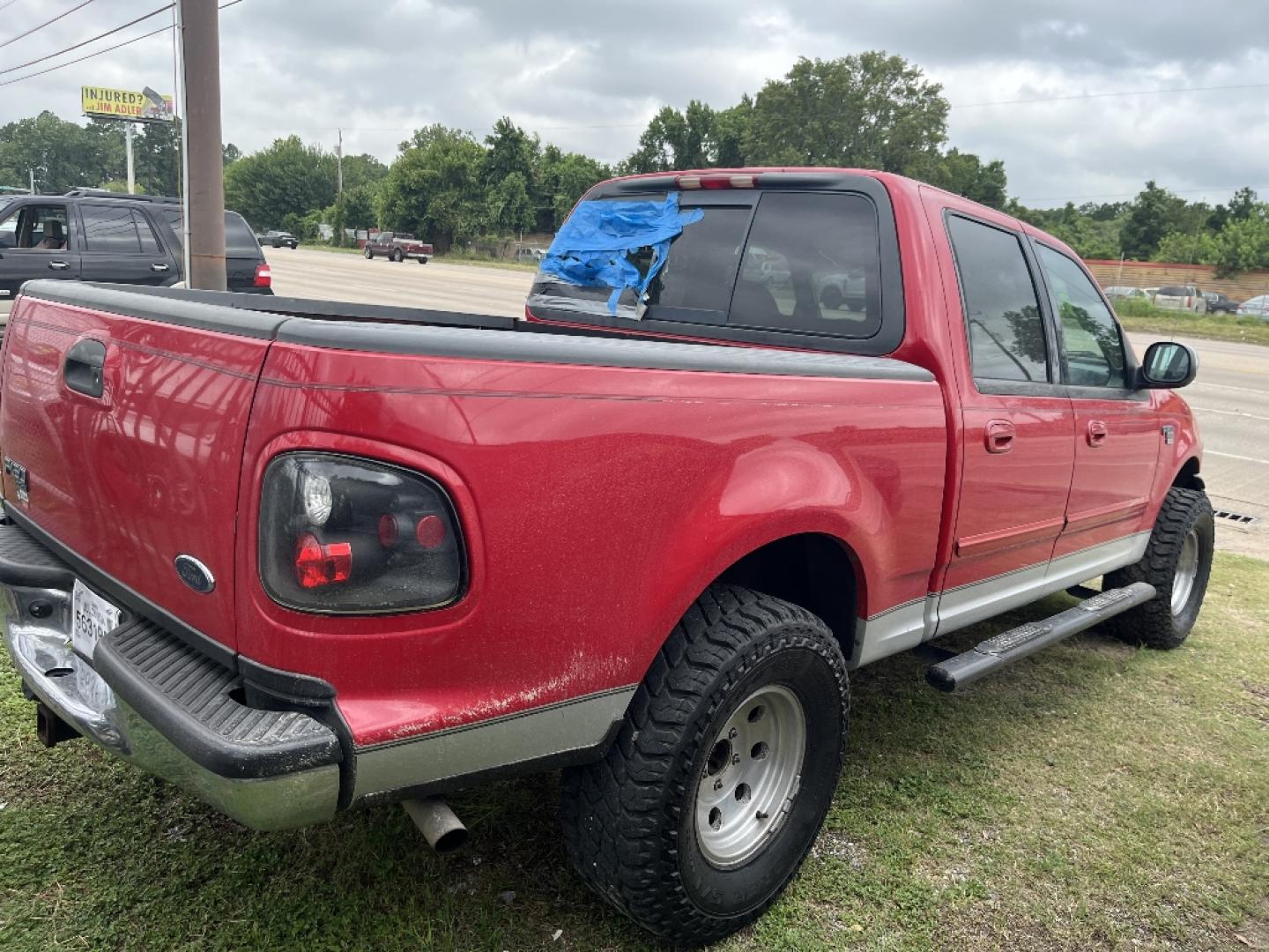2001 RED FORD F-150 XLT SuperCrew 2WD (1FTRW07L01K) with an 5.4L V8 SOHC 16V engine, AUTOMATIC transmission, located at 2303 West Mt. Houston, Houston, 77038, (281) 507-3956, 29.771597, -95.339569- Photo#4