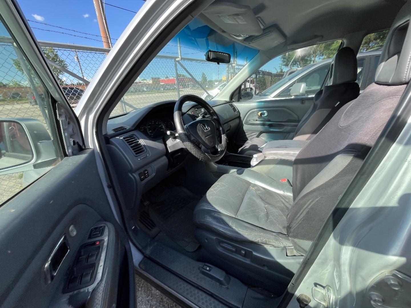 2003 GRAY HONDA PILOT EX w/ Leather and DVD (2HKYF18693H) with an 3.5L V6 SOHC 24V engine, AUTOMATIC transmission, located at 2303 West Mt. Houston, Houston, 77038, (281) 507-3956, 29.771597, -95.339569- Photo#4
