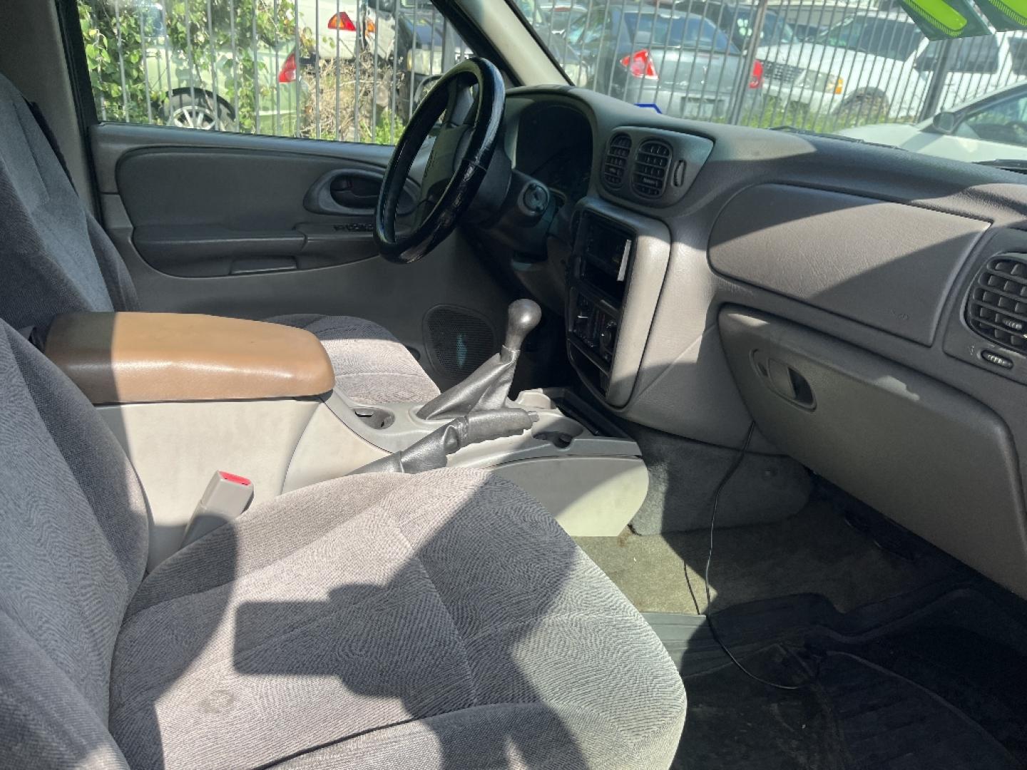 2004 BLACK CHEVROLET TRAILBLAZER LS 4WD (1GNDT13S742) with an 4.2L L6 DOHC 24V engine, AUTOMATIC transmission, located at 2303 West Mt. Houston, Houston, 77038, (281) 507-3956, 29.771597, -95.339569- Photo#4