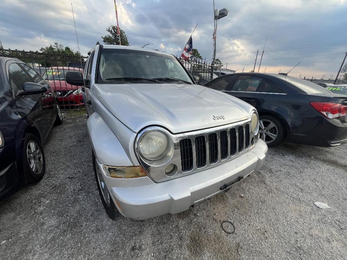 2005 GRAY JEEP LIBERTY Limited 4WD (1J4GL58K95W) with an 3.7L V6 SOHC 12V engine, AUTOMATIC transmission, located at 2303 West Mt. Houston, Houston, 77038, (281) 507-3956, 29.771597, -95.339569 - Photo#1