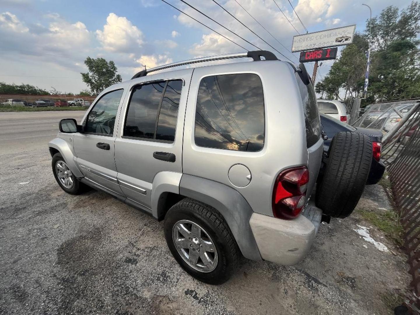2005 GRAY JEEP LIBERTY Limited 4WD (1J4GL58K95W) with an 3.7L V6 SOHC 12V engine, AUTOMATIC transmission, located at 2303 West Mt. Houston, Houston, 77038, (281) 507-3956, 29.771597, -95.339569 - Photo#2