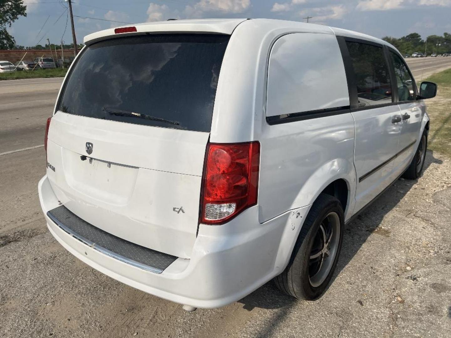 2014 WHITE RAM CARGO VAN Base (2C4RRGAG0ER) with an 3.6L V6 DOHC 24V engine, AUTOMATIC transmission, located at 2303 West Mt. Houston, Houston, 77038, (281) 507-3956, 29.771597, -95.339569 - Photo#4
