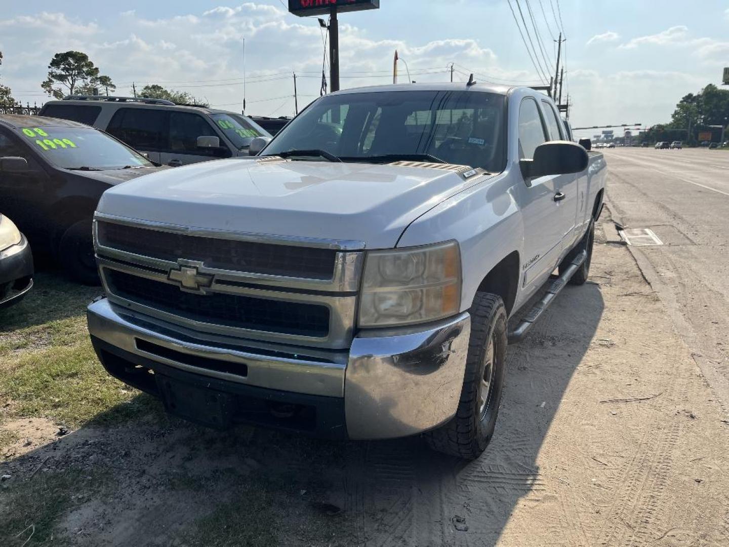 2008 WHITE CHEVROLET SILVERADO 2500HD LT1 Ext. Cab Std. Box 2WD (1GCHC29K78E) with an 6.0L V8 OHV 16V engine, AUTOMATIC transmission, located at 2303 West Mt. Houston, Houston, 77038, (281) 507-3956, 29.771597, -95.339569 - Photo#2