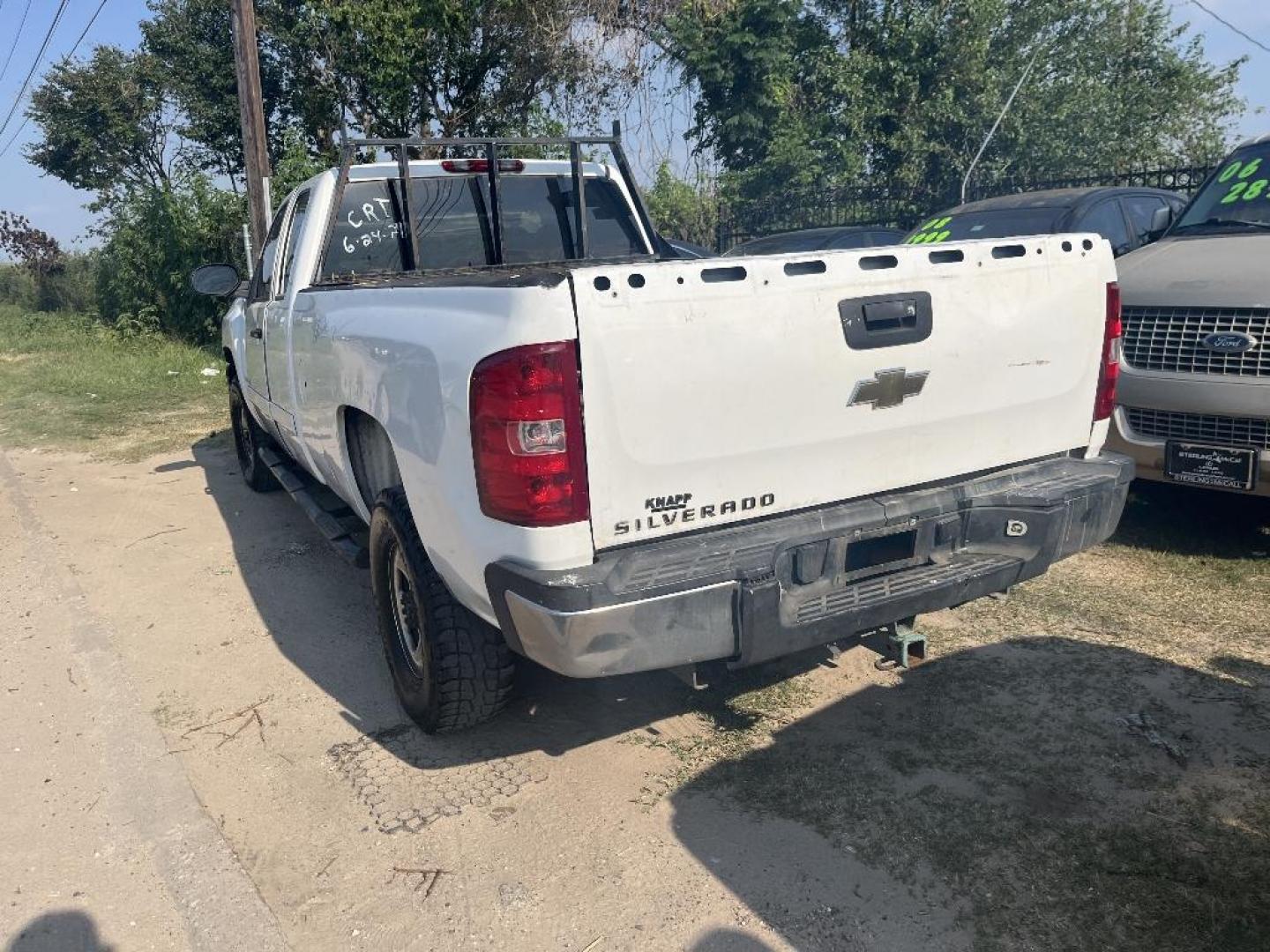 2008 WHITE CHEVROLET SILVERADO 2500HD LT1 Ext. Cab Std. Box 2WD (1GCHC29K78E) with an 6.0L V8 OHV 16V engine, AUTOMATIC transmission, located at 2303 West Mt. Houston, Houston, 77038, (281) 507-3956, 29.771597, -95.339569 - Photo#3