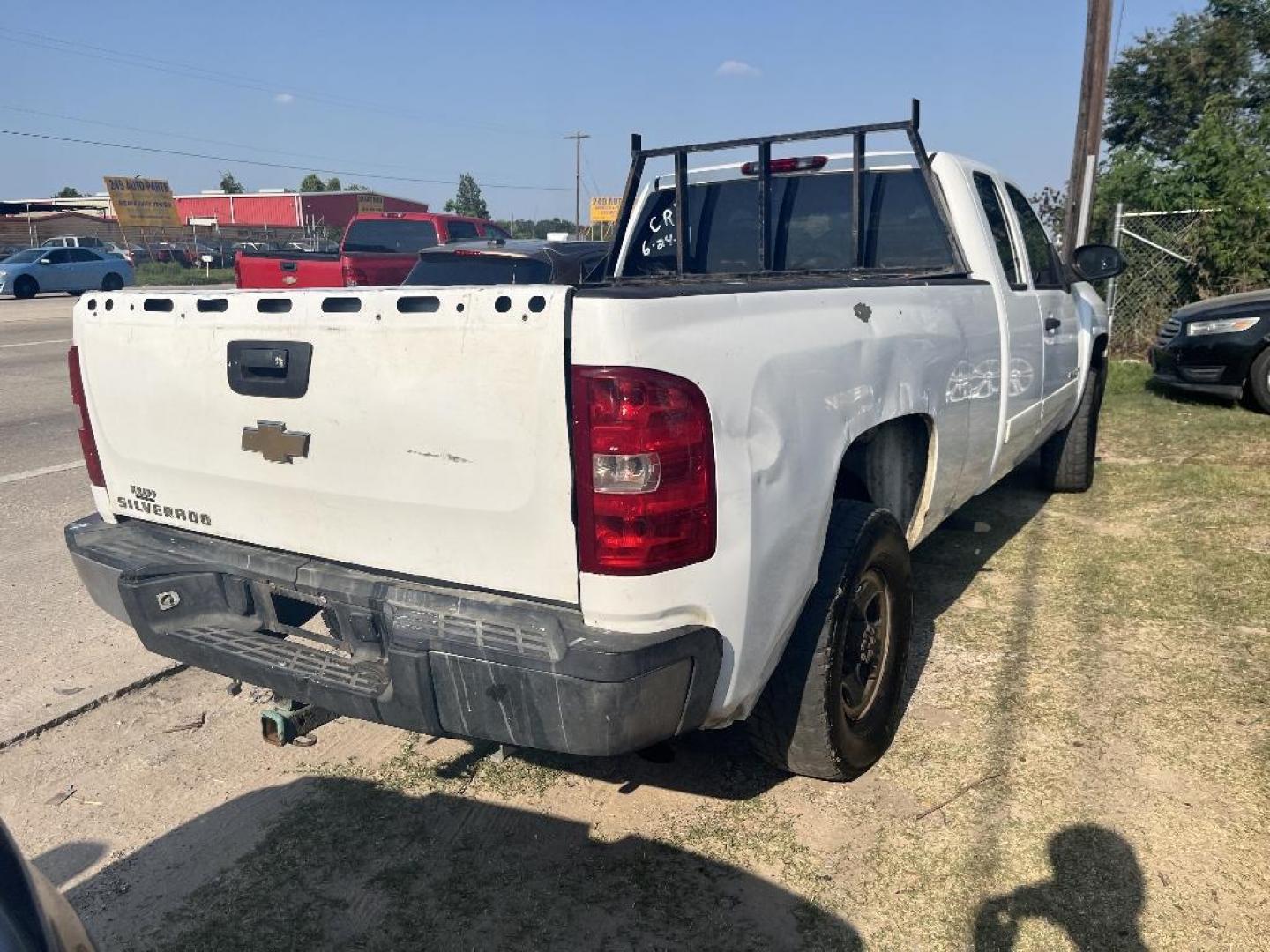 2008 WHITE CHEVROLET SILVERADO 2500HD LT1 Ext. Cab Std. Box 2WD (1GCHC29K78E) with an 6.0L V8 OHV 16V engine, AUTOMATIC transmission, located at 2303 West Mt. Houston, Houston, 77038, (281) 507-3956, 29.771597, -95.339569 - Photo#4