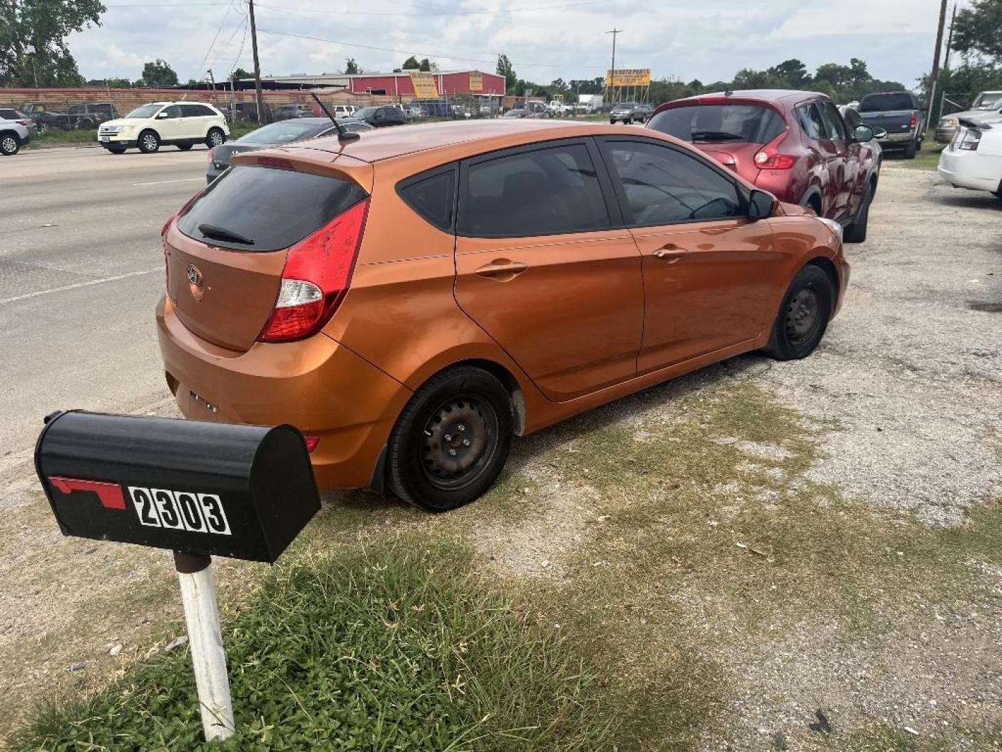 2015 ORANGE HYUNDAI ACCENT GS 5-Door 6A (KMHCT5AE1FU) with an 1.6L L4 DOHC 16V engine, AUTOMATIC transmission, located at 2303 West Mt. Houston, Houston, 77038, (281) 507-3956, 29.771597, -95.339569 - Photo#3