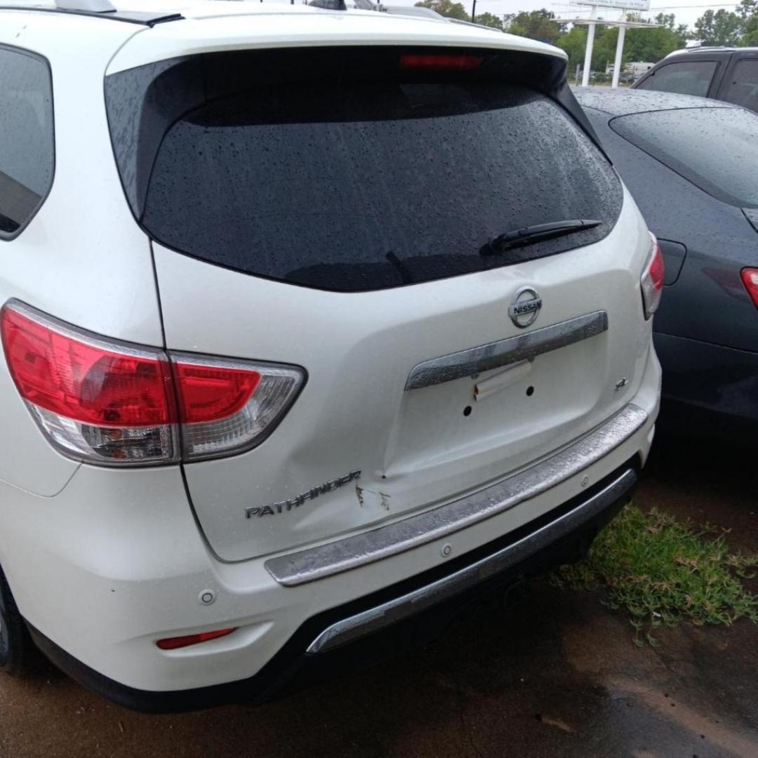 2015 WHITE NISSAN PATHFINDER S 2WD (5N1AR2MN7FC) with an 3.5L V6 DOHC 24V engine, AUTOMATIC transmission, located at 2303 West Mt. Houston, Houston, 77038, (281) 507-3956, 29.771597, -95.339569 - Photo#1