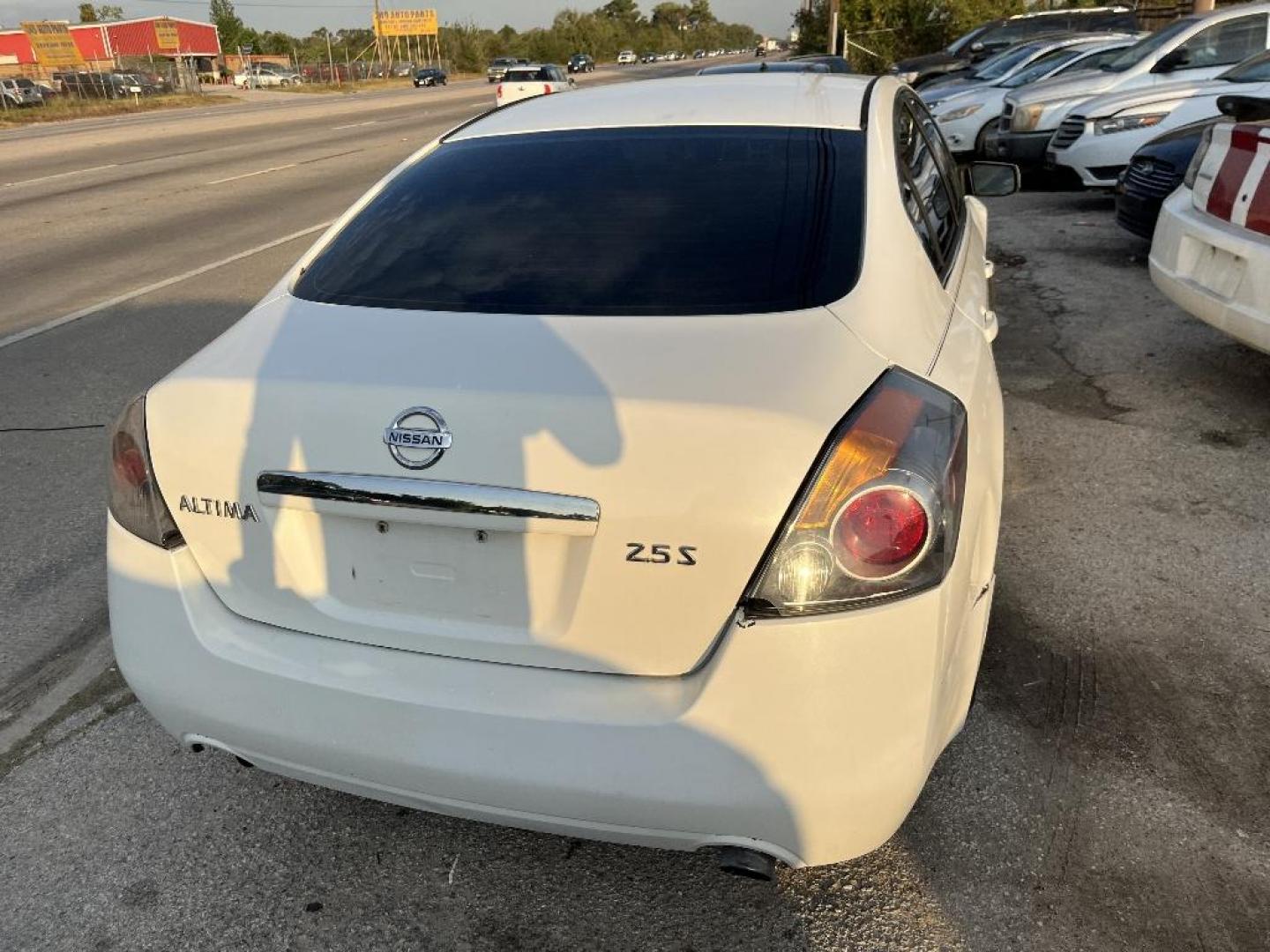 2008 WHITE NISSAN ALTIMA 2.5 S (1N4AL21E18C) with an 2.5L L4 DOHC 16V engine, AUTOMATIC transmission, located at 2303 West Mt. Houston, Houston, 77038, (281) 507-3956, 29.771597, -95.339569 - Photo#2