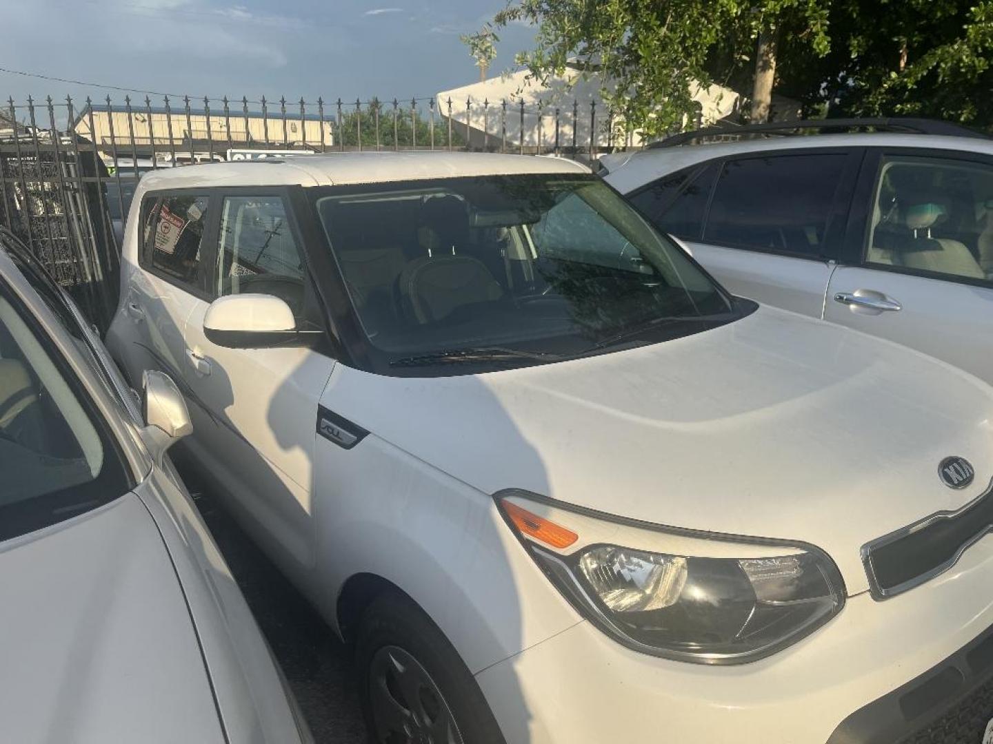 2015 WHITE KIA SOUL Base (KNDJN2A20F7) with an 1.6L L4 DOHC 16V engine, MANUAL transmission, located at 2303 West Mt. Houston, Houston, 77038, (281) 507-3956, 29.771597, -95.339569 - Photo#1
