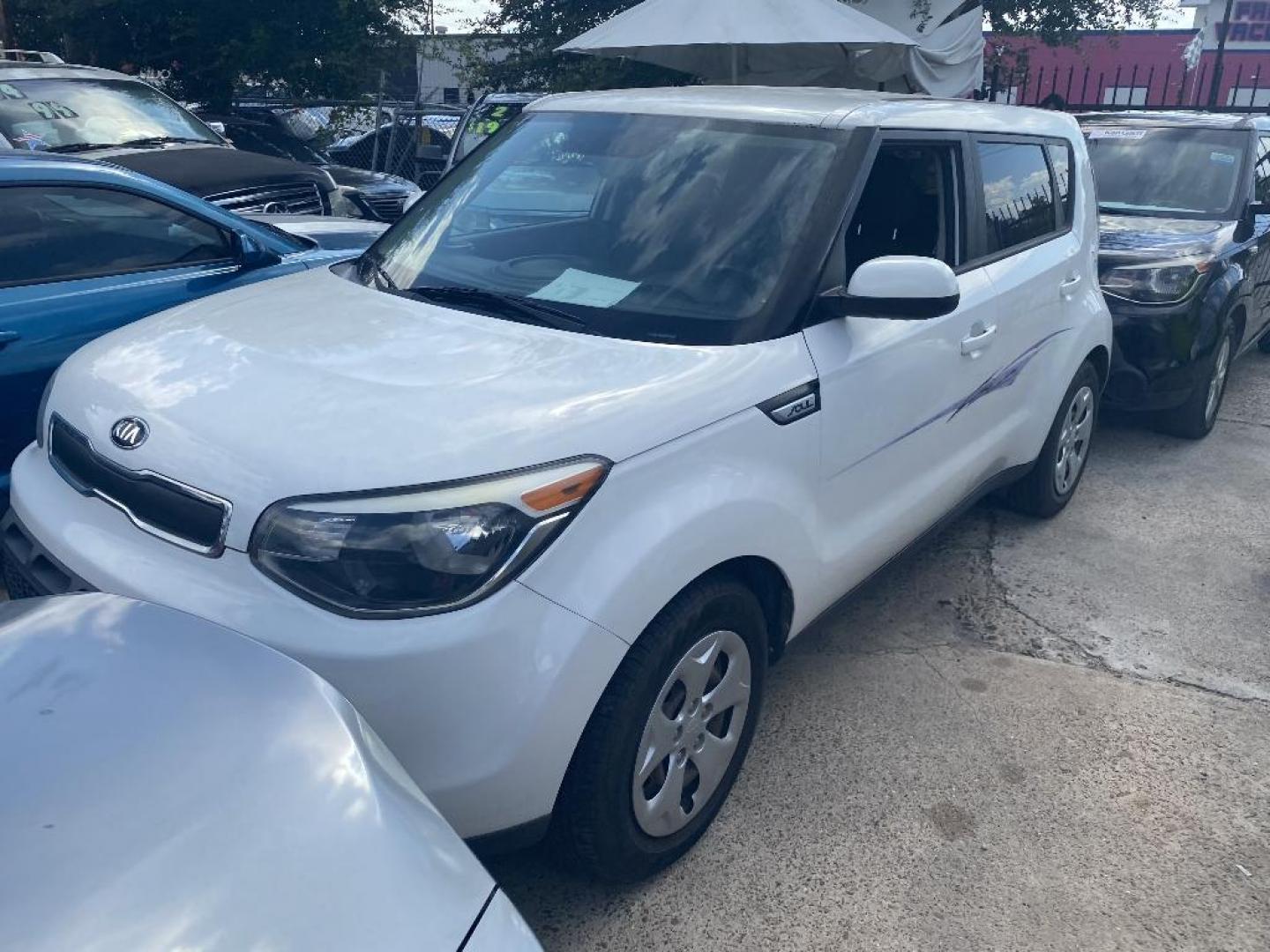 2015 WHITE KIA SOUL Base (KNDJN2A20F7) with an 1.6L L4 DOHC 16V engine, MANUAL transmission, located at 2303 West Mt. Houston, Houston, 77038, (281) 507-3956, 29.771597, -95.339569 - Photo#4