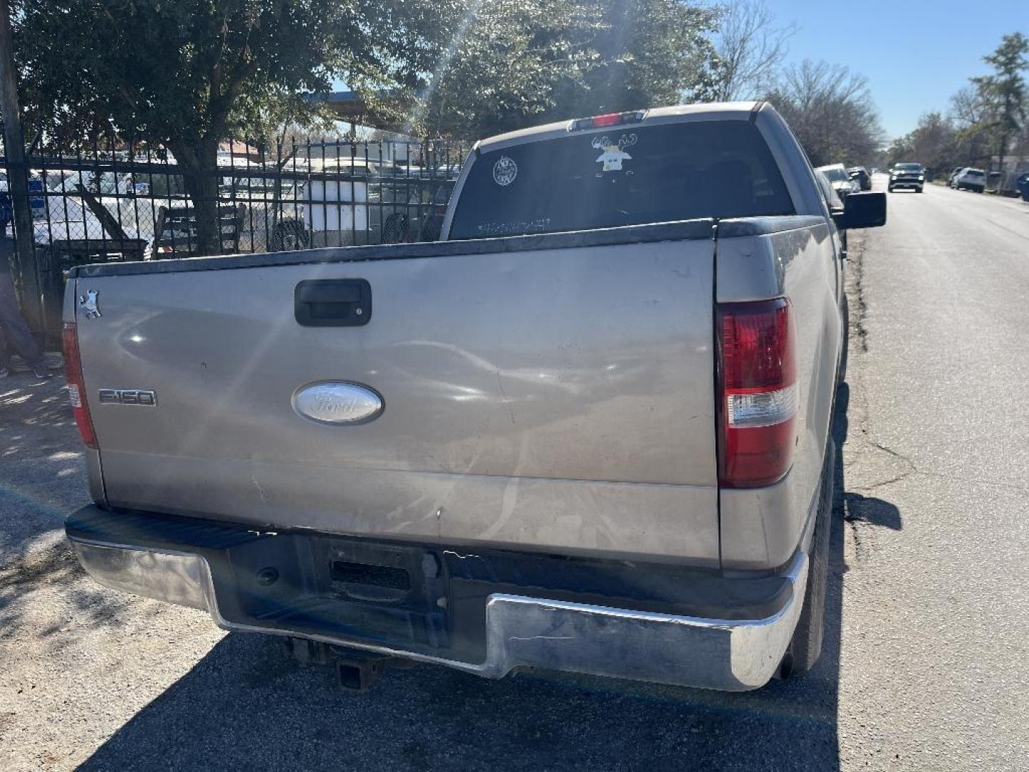 2006 GRAY FORD F-150 Lariat SuperCab 2WD (1FTPX12516K) with an 5.4L V8 SOHC 16V engine, AUTOMATIC transmission, located at 2303 West Mt. Houston, Houston, 77038, (281) 507-3956, 29.771597, -95.339569 - Photo#5