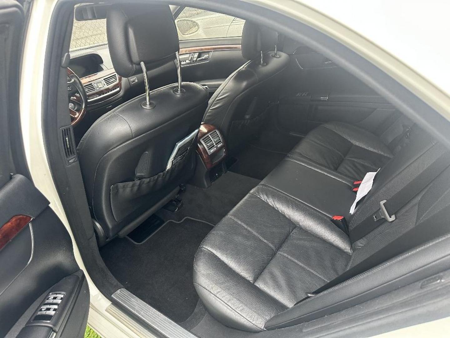 2008 WHITE MERCEDES-BENZ S-CLASS S550 (WDDNG71X78A) with an 5.5L V8 DOHC 32V engine, AUTOMATIC transmission, located at 2303 West Mt. Houston, Houston, 77038, (281) 507-3956, 29.771597, -95.339569 - Photo#2