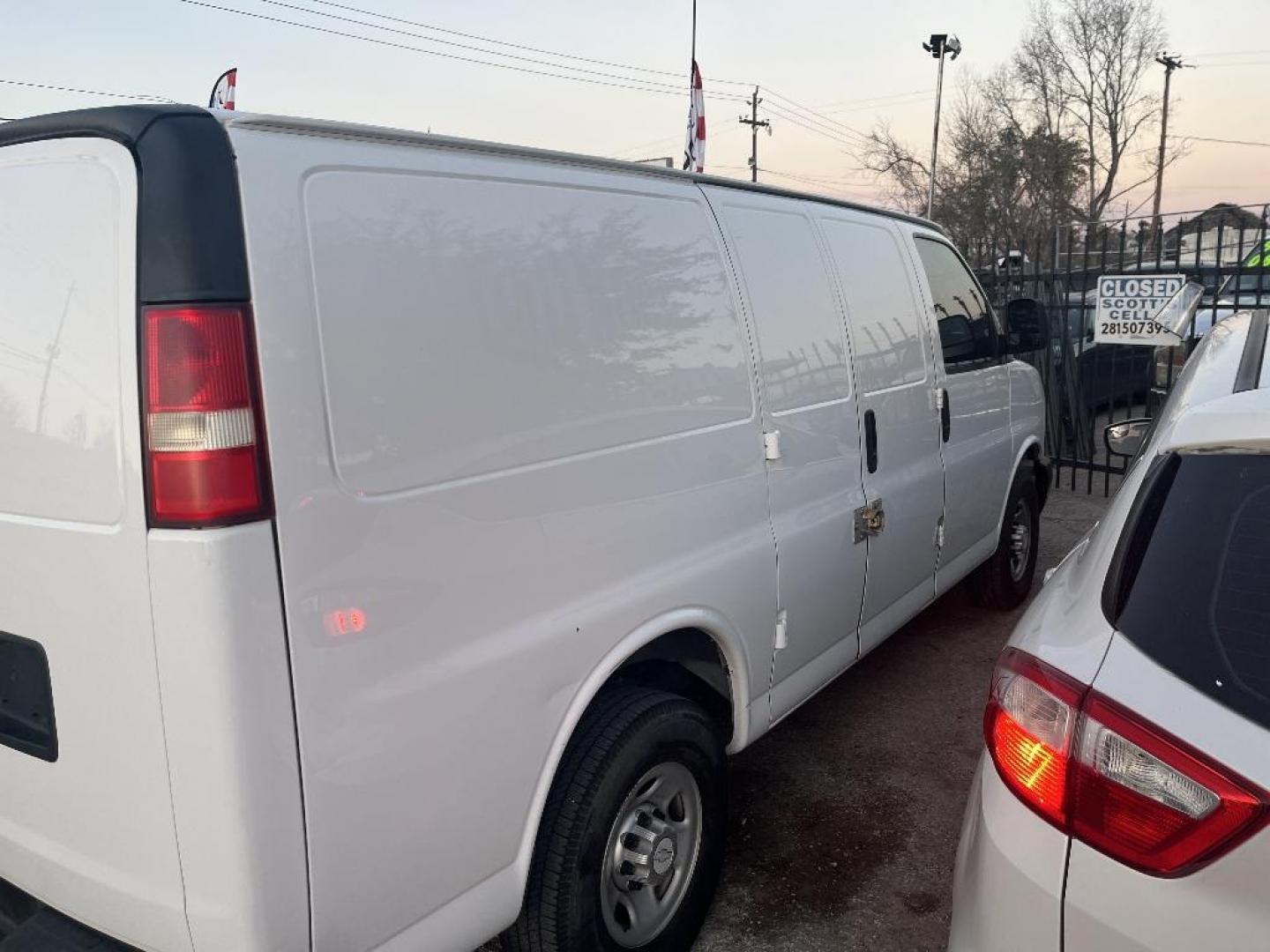 2014 WHITE CHEVROLET EXPRESS 2500 Cargo (1GCWGFCG9E1) with an 6.0L V8 OHV 16V FFV engine, AUTOMATIC transmission, located at 2303 West Mt. Houston, Houston, 77038, (281) 507-3956, 29.771597, -95.339569 - Photo#4