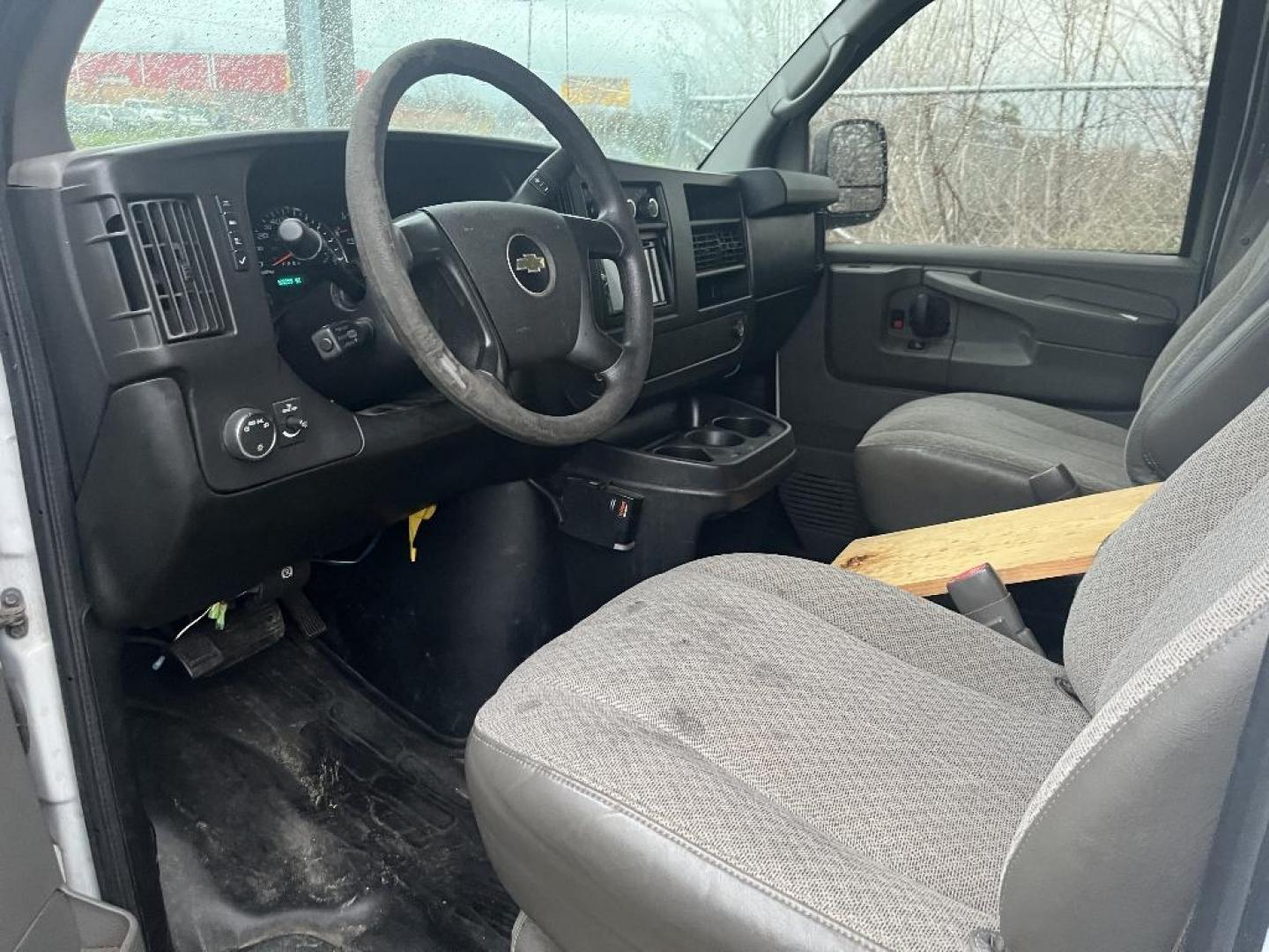 2014 WHITE CHEVROLET EXPRESS 2500 Cargo (1GCWGFCG9E1) with an 6.0L V8 OHV 16V FFV engine, AUTOMATIC transmission, located at 2303 West Mt. Houston, Houston, 77038, (281) 507-3956, 29.771597, -95.339569 - Photo#7