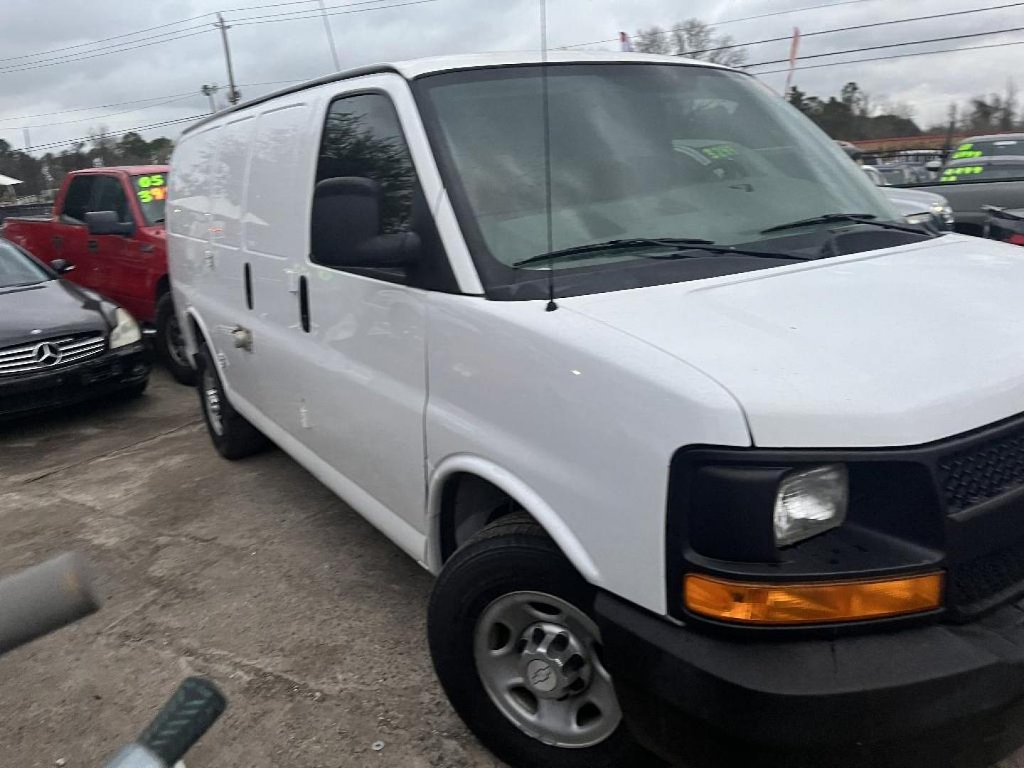 2014 WHITE CHEVROLET EXPRESS 2500 Cargo (1GCWGFCG9E1) with an 6.0L V8 OHV 16V FFV engine, AUTOMATIC transmission, located at 2303 West Mt. Houston, Houston, 77038, (281) 507-3956, 29.771597, -95.339569 - Photo#8