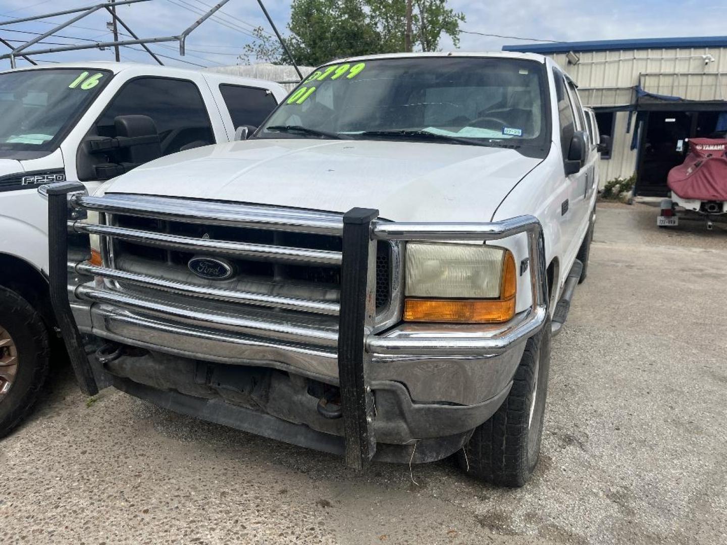 2001 WHITE FORD F-350 SD XL Crew Cab Short Bed 4WD (1FTSW31S91E) with an 6.8L V10 SOHC 20V engine, AUTOMATIC transmission, located at 2303 West Mt. Houston, Houston, 77038, (281) 507-3956, 29.771597, -95.339569 - Photo#0