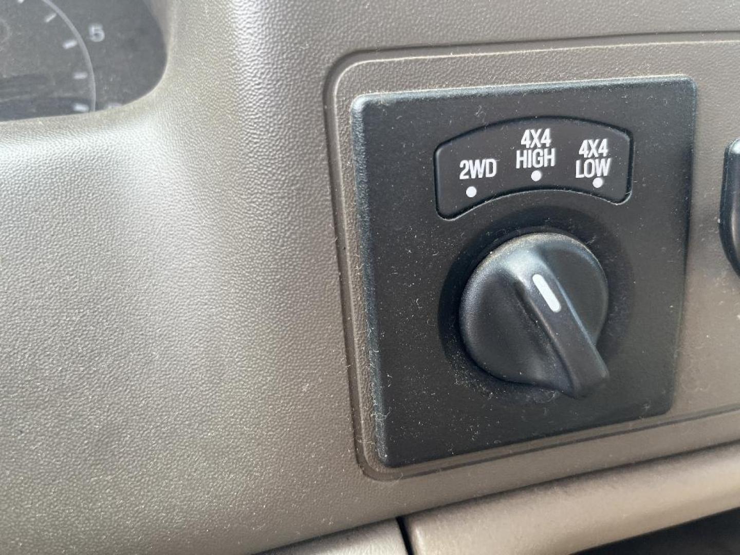 2001 WHITE FORD F-350 SD XL Crew Cab Short Bed 4WD (1FTSW31S91E) with an 6.8L V10 SOHC 20V engine, AUTOMATIC transmission, located at 2303 West Mt. Houston, Houston, 77038, (281) 507-3956, 29.771597, -95.339569 - Photo#3