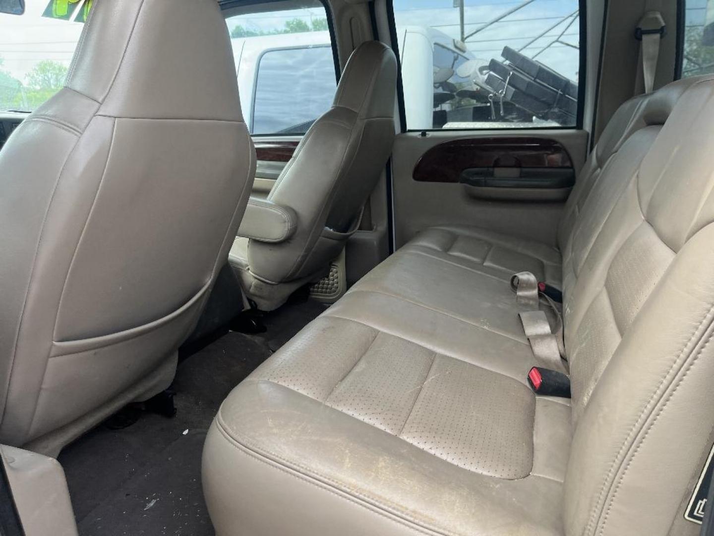 2001 WHITE FORD F-350 SD XL Crew Cab Short Bed 4WD (1FTSW31S91E) with an 6.8L V10 SOHC 20V engine, AUTOMATIC transmission, located at 2303 West Mt. Houston, Houston, 77038, (281) 507-3956, 29.771597, -95.339569 - Photo#5