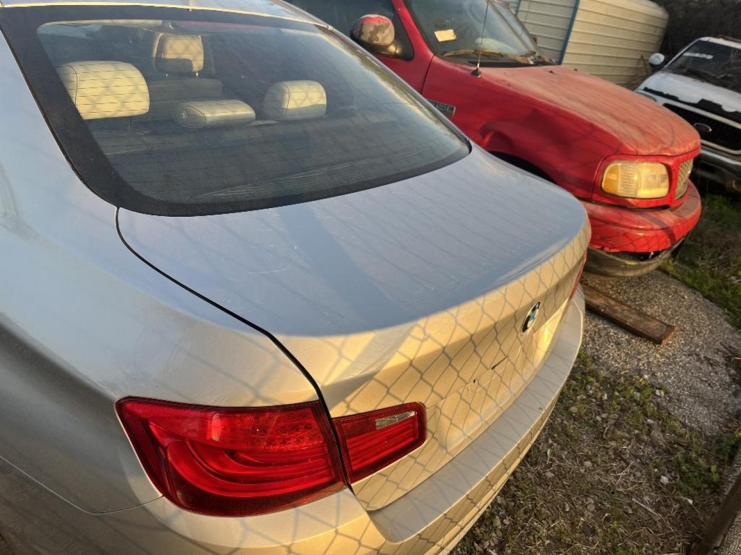 2011 GRAY BMW 5-SERIES 528i (WBAFR1C56BC) with an 3.0L L6 DOHC 24V engine, AUTOMATIC transmission, located at 2303 West Mt. Houston, Houston, 77038, (281) 507-3956, 29.771597, -95.339569 - Photo#2
