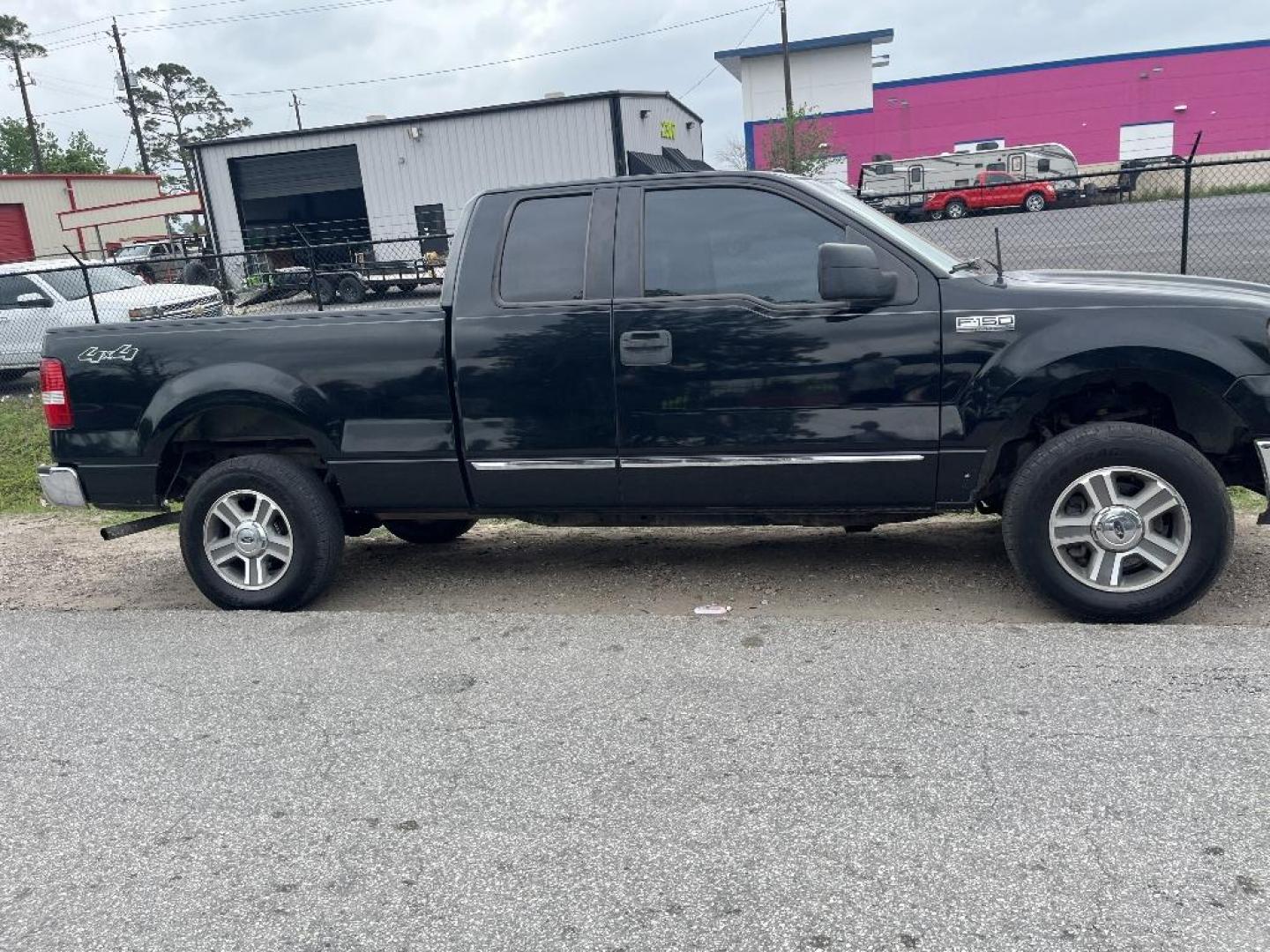 2007 BLACK FORD F-150 FX4 SuperCab (1FTPX14V67N) with an 5.4L V8 SOHC 24V FFV engine, AUTOMATIC transmission, located at 2303 West Mt. Houston, Houston, 77038, (281) 507-3956, 29.771597, -95.339569 - Photo#1