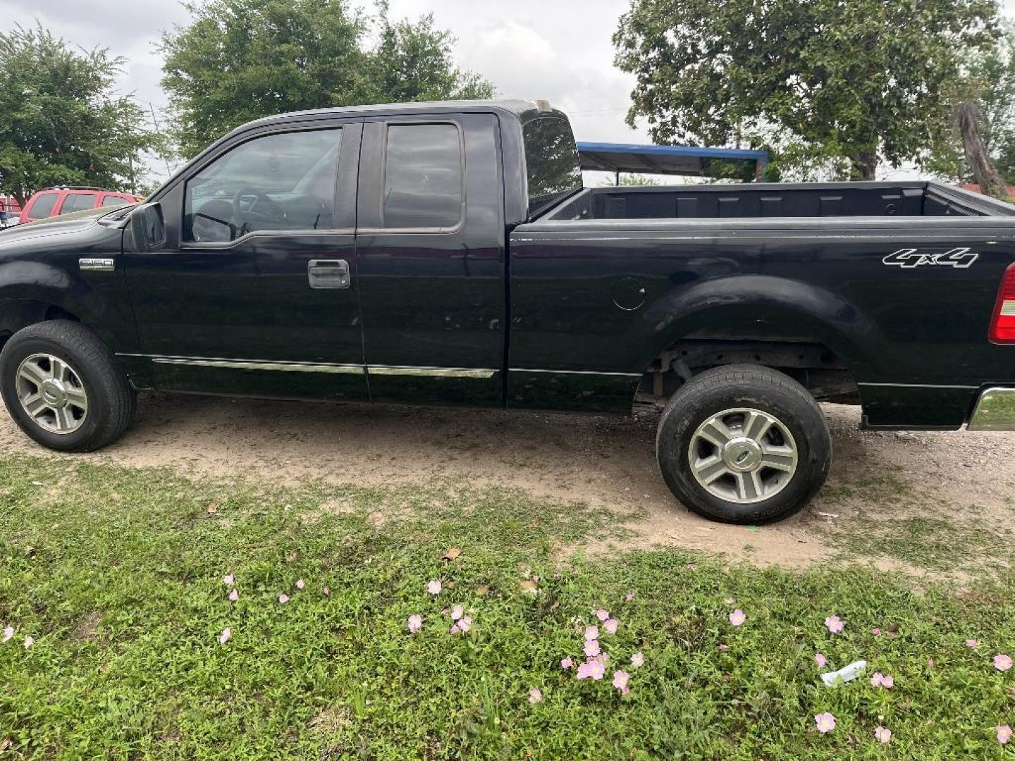 2007 BLACK FORD F-150 FX4 SuperCab (1FTPX14V67N) with an 5.4L V8 SOHC 24V FFV engine, AUTOMATIC transmission, located at 2303 West Mt. Houston, Houston, 77038, (281) 507-3956, 29.771597, -95.339569 - Photo#3