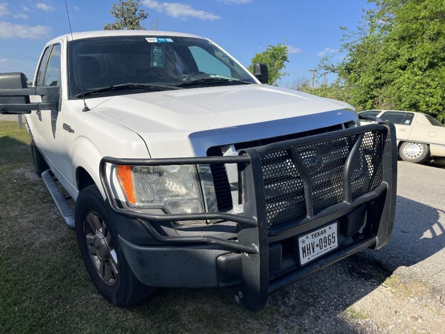 2009 WHITE FORD F-150 XL SuperCab 8-ft. Bed 2WD (1FTRX12879F) with an 4.6L V8 engine, AUTOMATIC transmission, located at 2303 West Mt. Houston, Houston, 77038, (281) 507-3956, 29.771597, -95.339569 - Photo#0